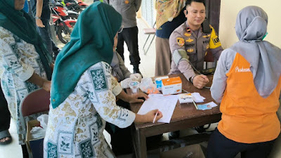 Sinergi Kapolsek Bersama Puskesmas sungai Kakap Berikan Pemeriksaan Kesehatan Gratis Kepada petugas Panitia Pleno Rekapitulasi