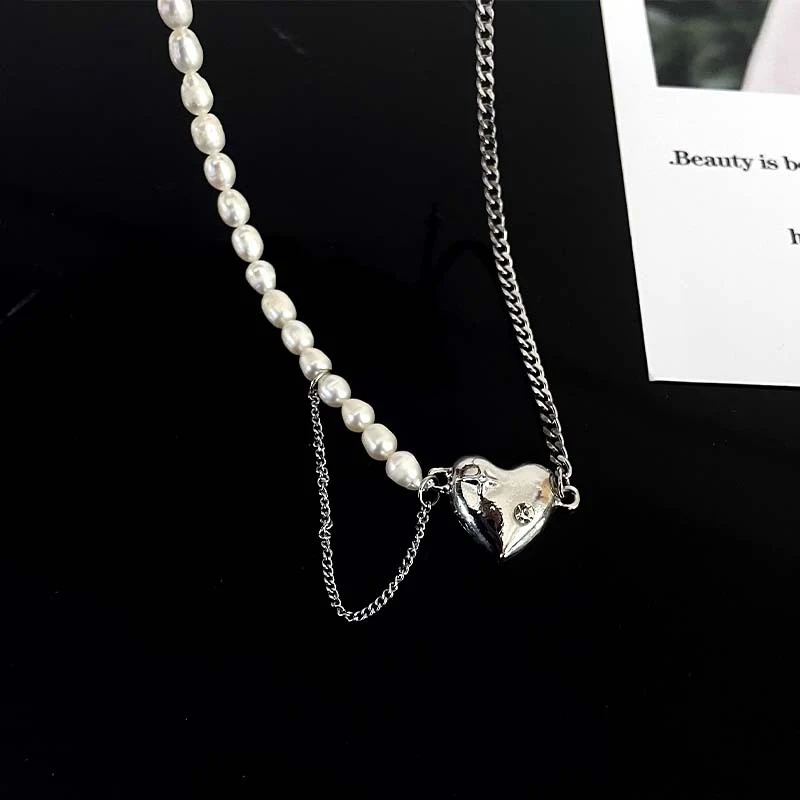 Collana in acciaio al titanio con ciondolo a cuore e cuciture di perle, un regalo romantico e raffinato per lei, un simbolo d'amore senza tempo.