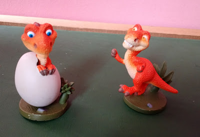 Miniatura de vinil com base e planta de dois dinossauros bebes (o de dentro do ovo vendido)  do desenho  A Era do Gelo- Fox  6,5cm de altura  R$ 10,00 cada