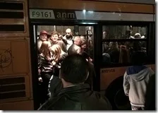 Autobus pieno di gente a Napoli