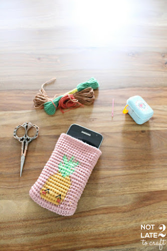 Not 2 late to craft: Funda per mòbil amb pinya en ganxet i brodat patró gratuït / Pineapple embroidered tapestry crochet smartphone sleeve free pattern / Funda para móvil con piña en ganchillo y bordado patrón gratis