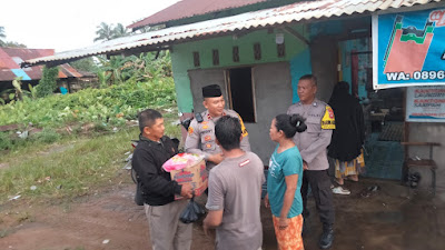 Responsif Kapolsek Sungai Kakap,Berserta Tokoh Masyarakat Memberikan Bantuan Sembako Bagi Warga Terdampak Angin Puting Beliung