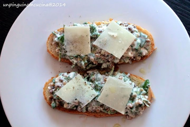 bruschette con insalata di lenticchie, spinaci e yogurt