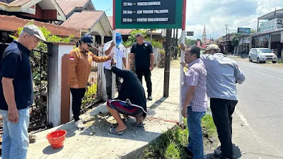 Polimdo Pasang Papan Penunjuk Arah Ke Lokasi Objek Wisata