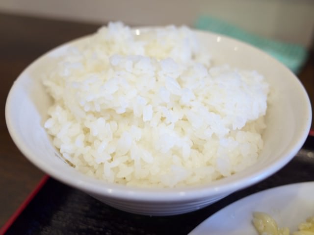 大き目の茶碗に盛られた御飯（普通盛り）