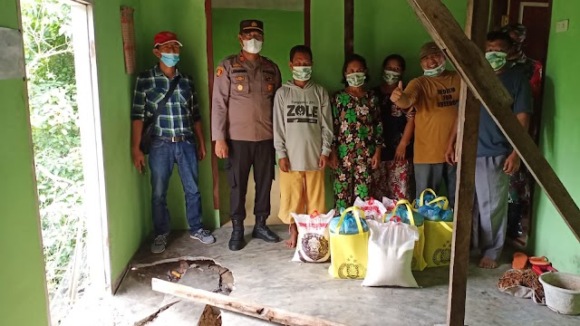 Kapolsek Perdagangan Berikan Paket Sembako Kepada Warga Korban Longsor 