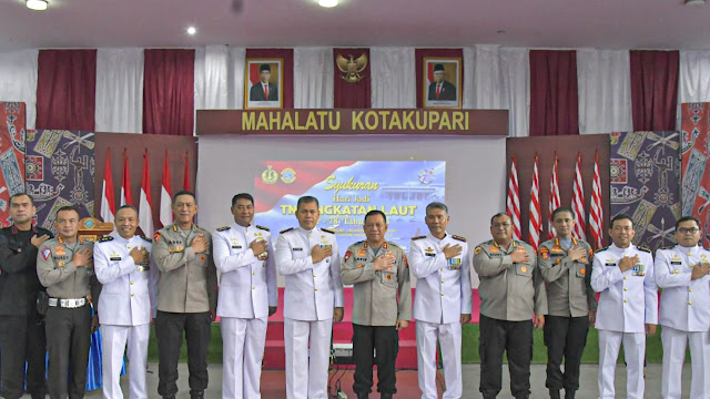 Hari Jadi Yang ke-78 TNI AL, Danlantamal IX Terima Kejutan Spesial dari Kapolda Maluku 