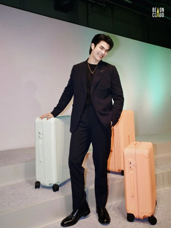 6 Potret Mempesona Mile Phakphum di Acara RIMOWA New Collection Reveal di Seoul