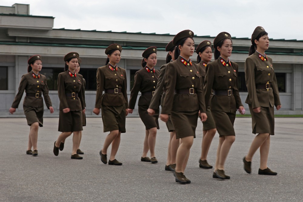 파일:external/upload.wikimedia.org/North_Korea_-_Army_and_women_soldiers_%285015260495%29.jpg