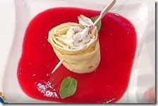 Rosa di crepe con caprino e frutti rossi