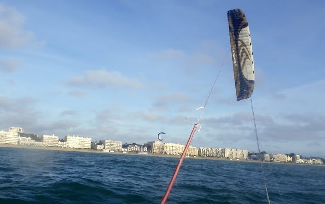 Vers l'estuaire de la Loire (Pornichet/LaBaule, St Brévin...) au fil du temps... - Page 18 Kitesurf_09_11_2015_57w