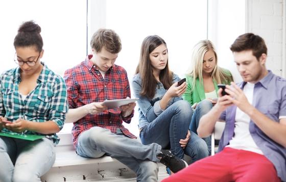 Mladí uživatelé internetu jsou závislí na svých digitálních zařízeních :  Marketing journal