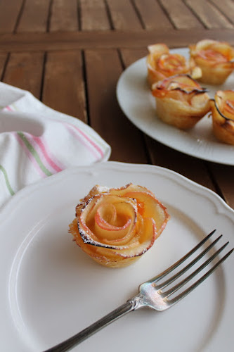 Not 2 late to craft: roses de pasta de full per Sant Jordi / puff pastry roses for Saint George's