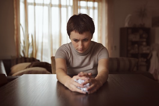  Sad woman squeezes his hands crumpled letter