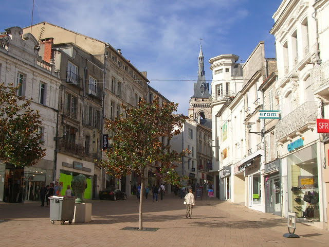 Fin de semana largo en el Valle del Loira - Blogs de Francia - Sábado, 9 de octubre. Angulema, Poitiers y Tours (3)