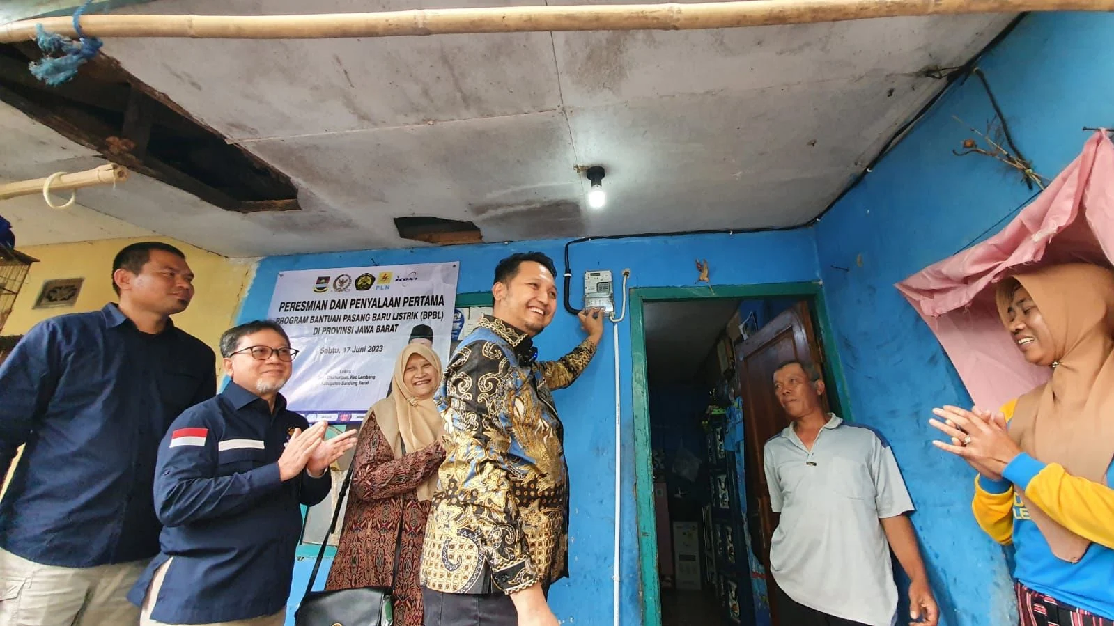 Puluhan Ribu Warga Jabar Terima Bantuan Pasang Listrik Gratis