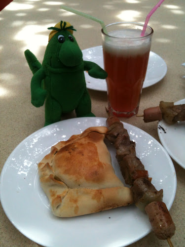 Almuerzo {Empanada de Pino - Anticucho - Terremoto}