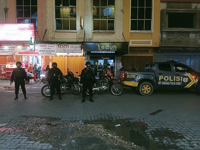 Ciptakan Sitkamtibmas Kondusif, Brimob Poldasu Bersama TNI Laksanakan Patroli di Malam Hari