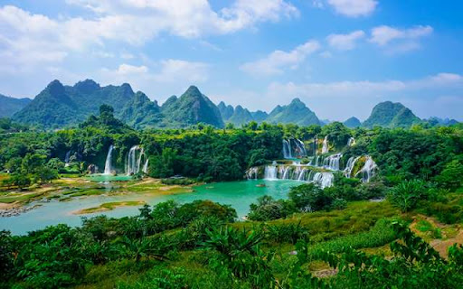 The humid mountainous landscape of Vietnam screenshot 1