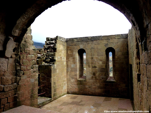 interior-castillo-loarre.JPG