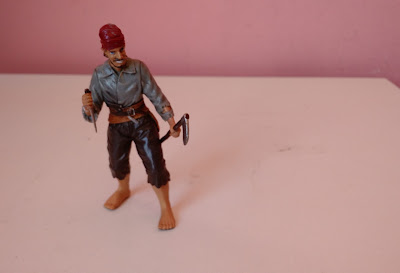 Miniatura em vini figura estática del Pirata com uma  adaga e um machado  9cm de altura    R$ 12,00
