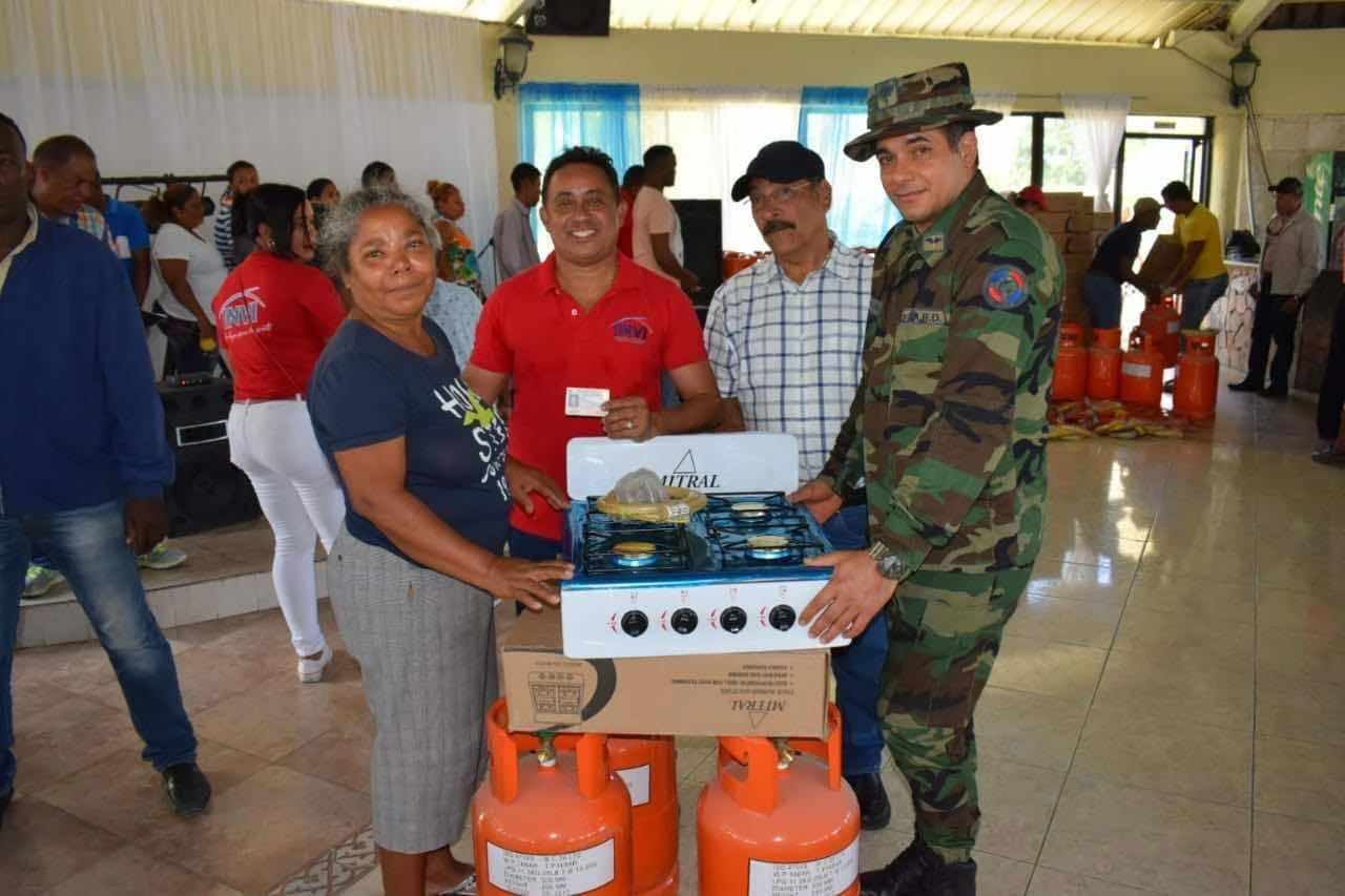 INVI beneficia 470 familias con estufas y tanque de gas en las provincias Puerto Plata y Espaillat 