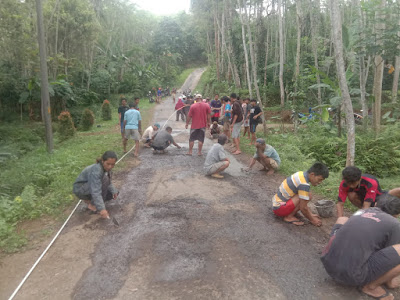 KSM GMBI Punggelan Gotong Royong Perbaiki Jalan