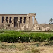 Świątynia Hathor Dendera.jpg Świątynia Hathor Dendera.jpg