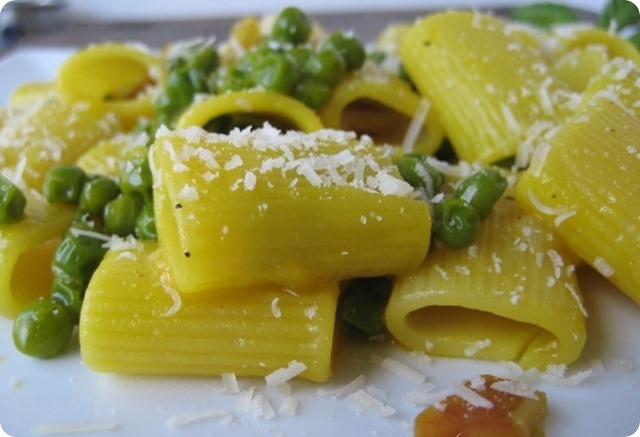 pasta-pancetta-piselli-e-zafferano-con-formaggio