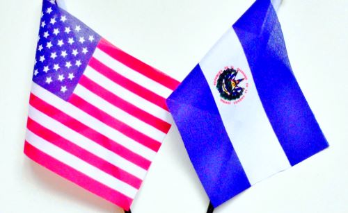 Bandera de El Salvador y Estados Unidos juntas