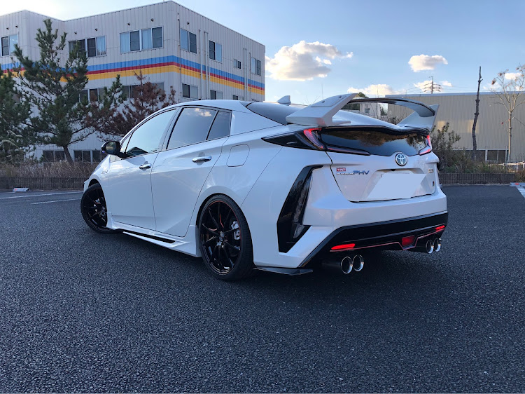 プリウスPHVの洗車納め・車高調整に関するカスタム事例の投稿画像2枚目