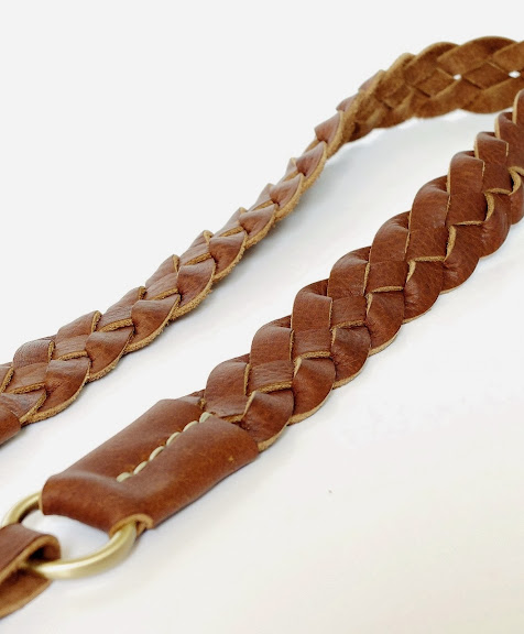 สายสะพายกล้อง รุ่น Artisan Neck Strap-01  ทำจากวัสดุหนังวัวแท้ 100%  ฟอกแบบออยชนิดพิเศษนำเข้าจากอิตาลี 