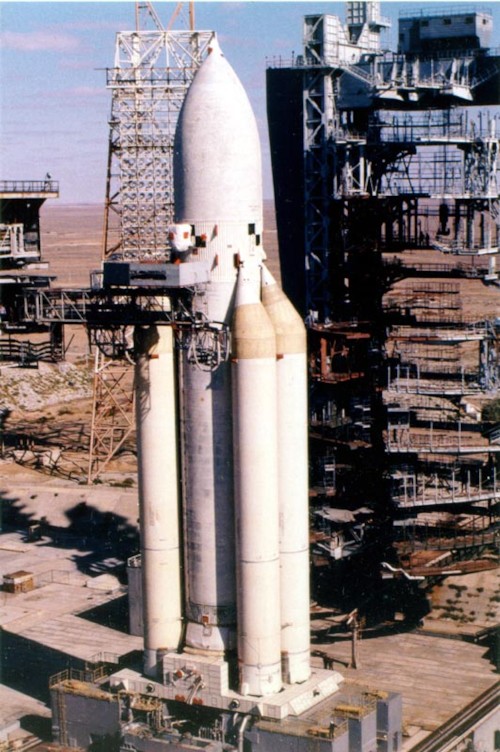 파일:external/www.buran.fr/070-Energia%20Sur%20le%20pas%20de%20tir-Energia%20On%20the%20launch%20pad-5c-4.jpg