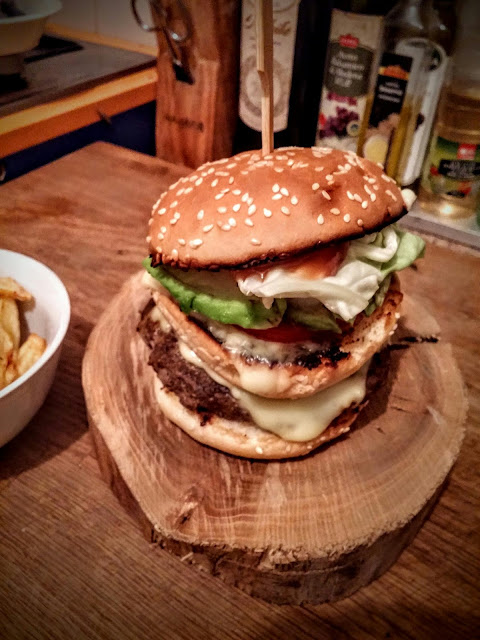 Burger de vita cu avocado