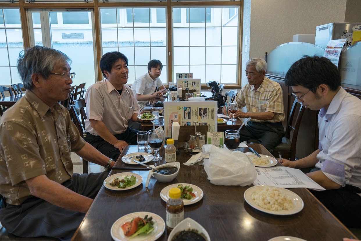 試食しながらの取材