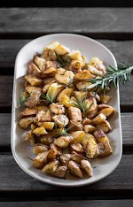 How to make the most Amazing Crispy Roasted Potatoes was pinched from <a href="https://www.blogtasticfood.com/christmas-roast-potatoes/" target="_blank" rel="noopener">www.blogtasticfood.com.</a>