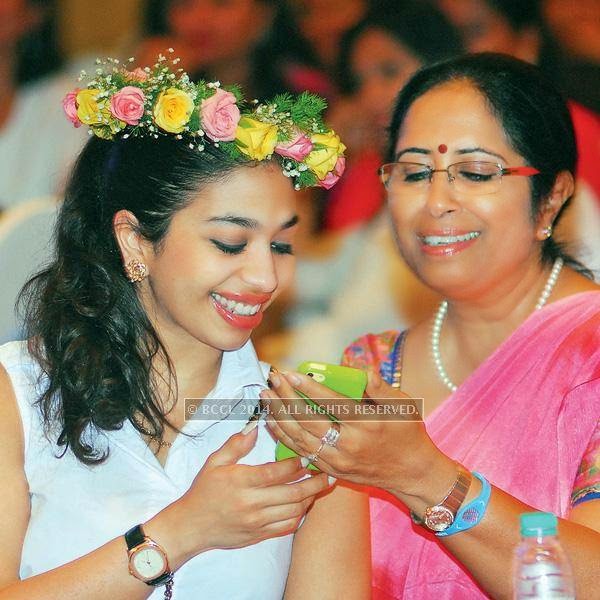 Rashmi Kuchhal (R) with Shobhaa De's <br /> daughter Anandita during the talk show, in Jaipur. 