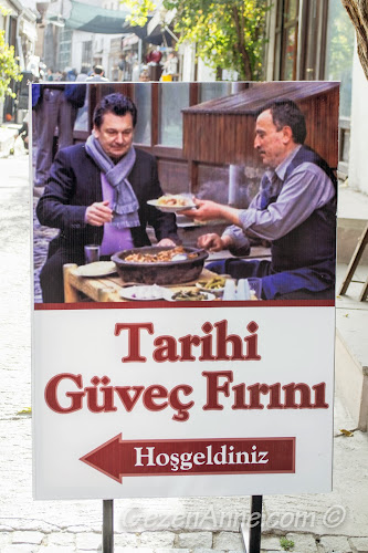 Vedat Milor Tarihi Güveç fırınında yemek yerken tabelası, Beypazarı