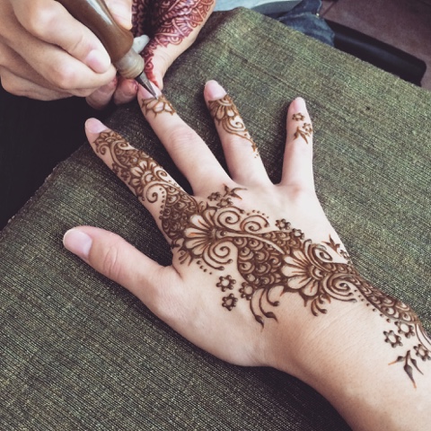 Hawaii Mom Blog Hau Oli Henna