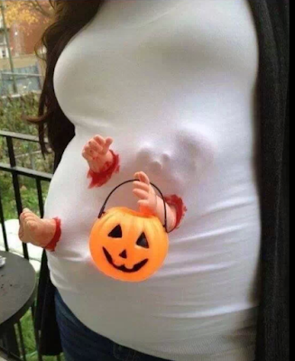 Bebe dentro del vientre pidiendo caramelos en Halloween