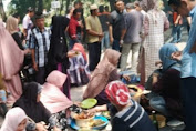 Pedagang Pasar Atapange Makan Siang Dihalaman Gedung DPRD Wajo