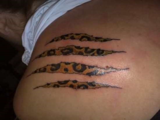 leopard_garra_marca_no_ombro_da_tatuagem