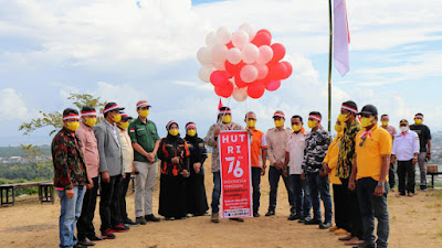 Lintas Komunitas Bireun Mengibarkan Merah Putih di Puncak Telaga Maneh 