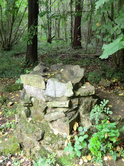 CIMG4287 Cairn, Selsdon Wood