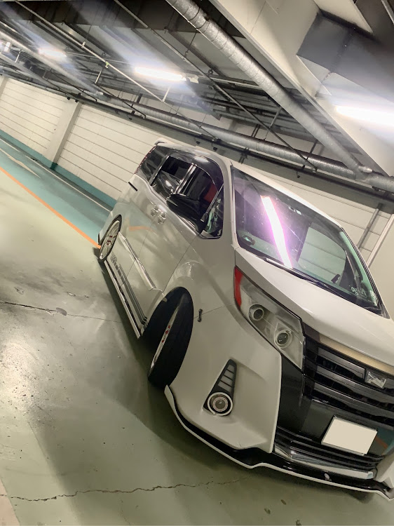 ノアの駐車場・暑い！・変化が…・気付いたかな？・独占！に関するカスタム事例の投稿画像2枚目