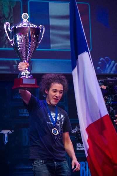 파일:attachment/일리예스 사토우리/400px-WCS_EU_Stephano_trophy.jpg