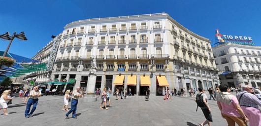 un-fondo-buitre-se-cuela-en-la-puerta-del-sol