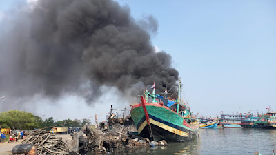 TNI AL Respon Cepat Tanggulangi Kebakaran di Pelabuhan Tegal