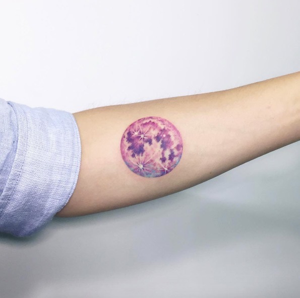 Essa lua-de-rosa da tatuagem