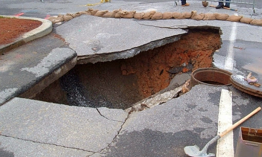 NASA may be able to use interferometric synthetic aperture radar (iSAR) to predict sinkholes up to a month before they occur. Sinkholes are depressions in the ground formed when layers of the earth's surface fall into underground caverns. Usually they form without warning. (Photo : Scott Ehardt | Wikimedia Commons)